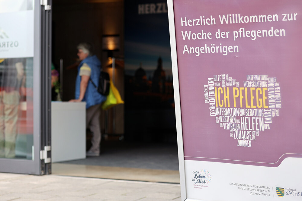 Eingangsbereich Veranstaltungort mit Plakat an der Tür