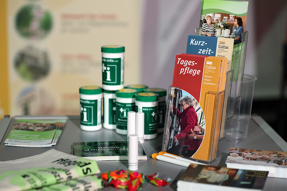 Give aways und Flyer auf einem Tisch