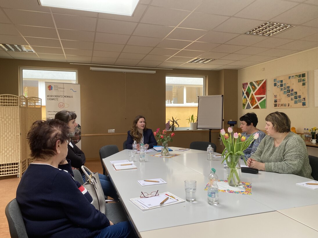 Die Projektkoordinatorinnen der Alltagsbegleitung in Chemnitz im Austausch mit der Pflegekoordinatorin der Stadt Chemnitz Frau Behrend und Frau Wallmann (Fachservicestelle Sachsen)