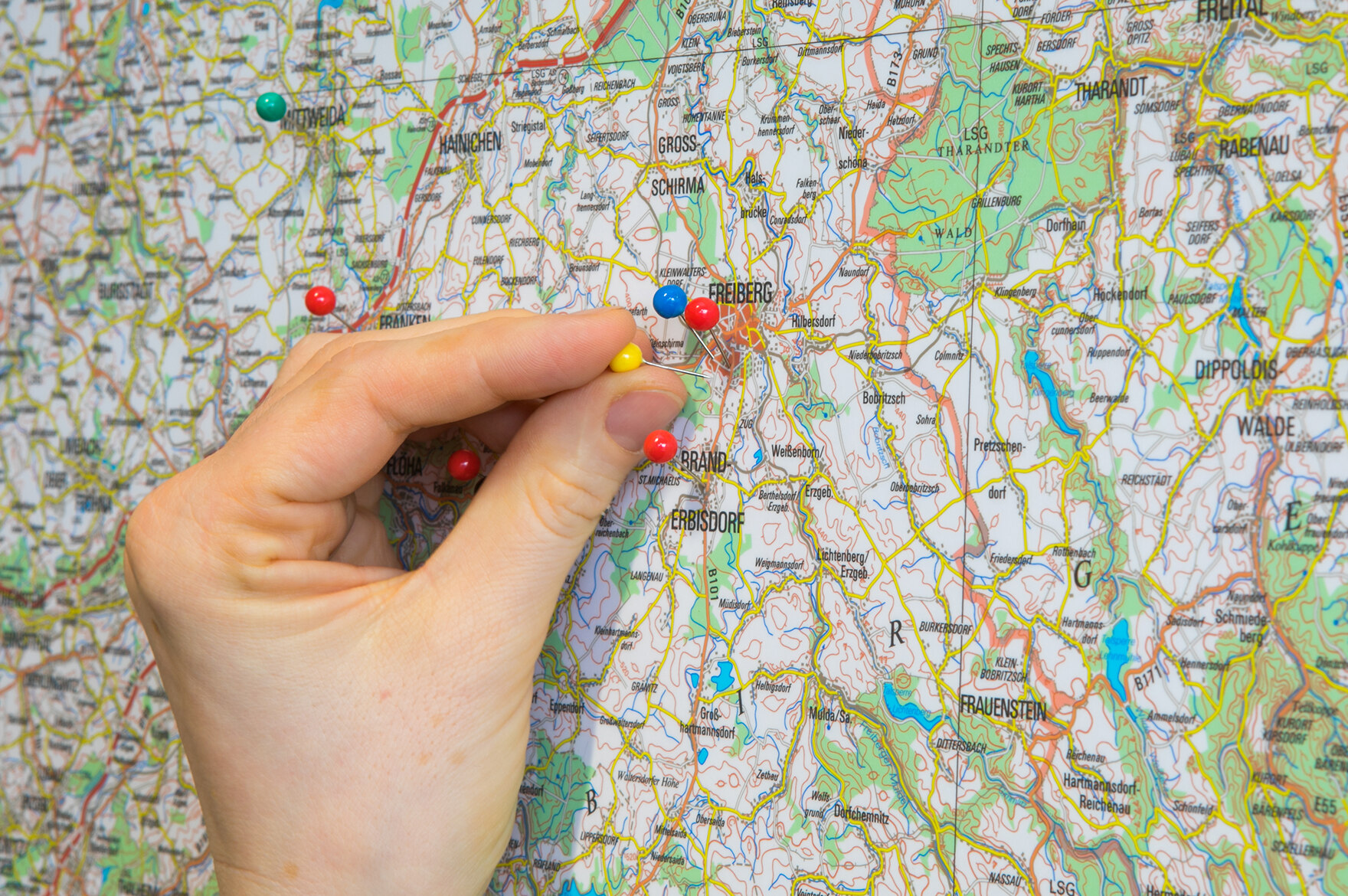 Zu sehen ist eine geografische Karte des Freistaates Sachsen. Auf diesem sind mehrere farbige Pins zu sehen, die Standorte von Anbietern symbolisieren.