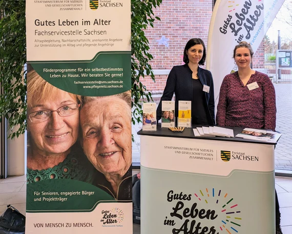 Zwei Mitarbeiterinnen am Stand "Gutes Leben im Alter" mit Banner, Flyern und Materialien beim Weltverbrauchertag in Markkleeberg.