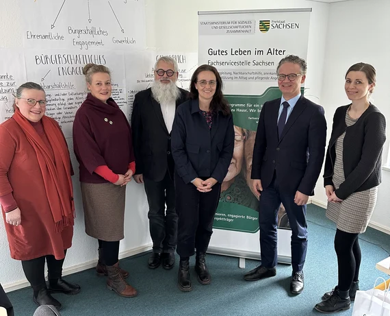 Sechs Personen vor Banner "Gutes Leben im Alter - Fachservicestelle Sachsen" und Flipchart mit Notizen zu bürgerschaftlichem Engagement.