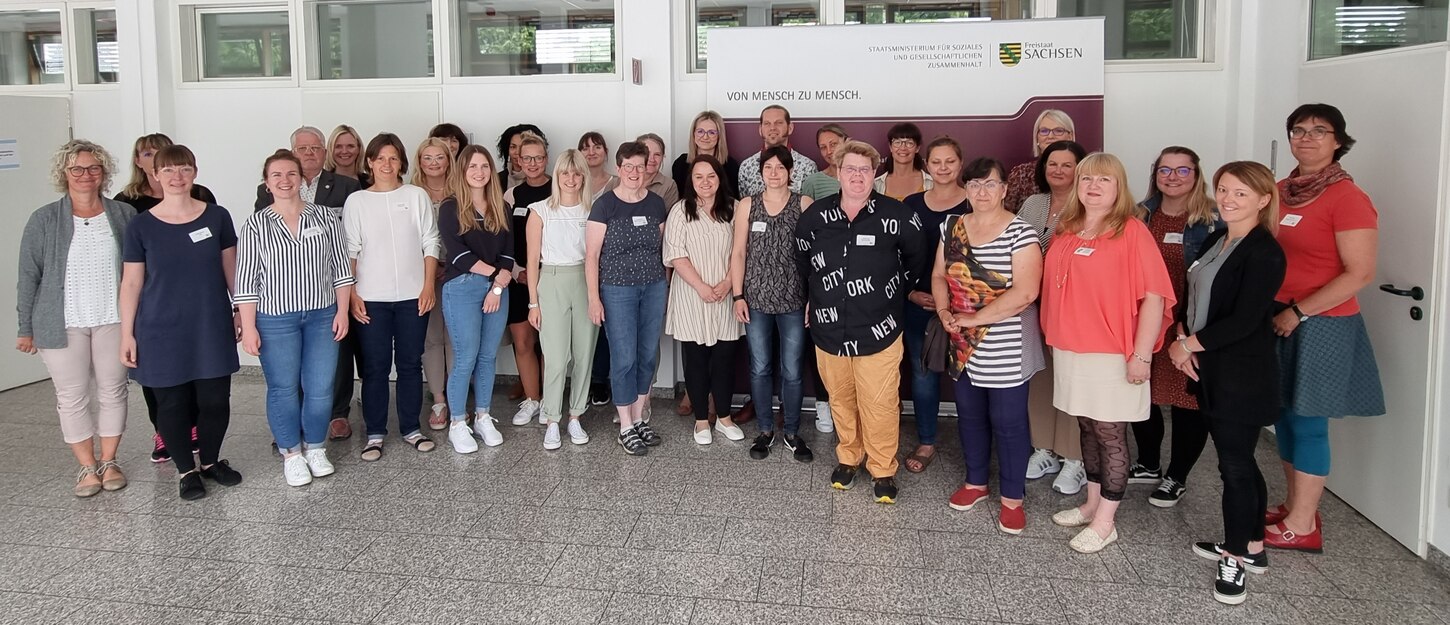 Gruppenbild der Teilnehmenden am Austauschtreffen der Nachbarschaftshelferkontaktstellen