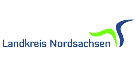 Logo Landkreis Nordsachsen mit Schriftzug in Blau und geschwungenen Linien in Grün und Blau.