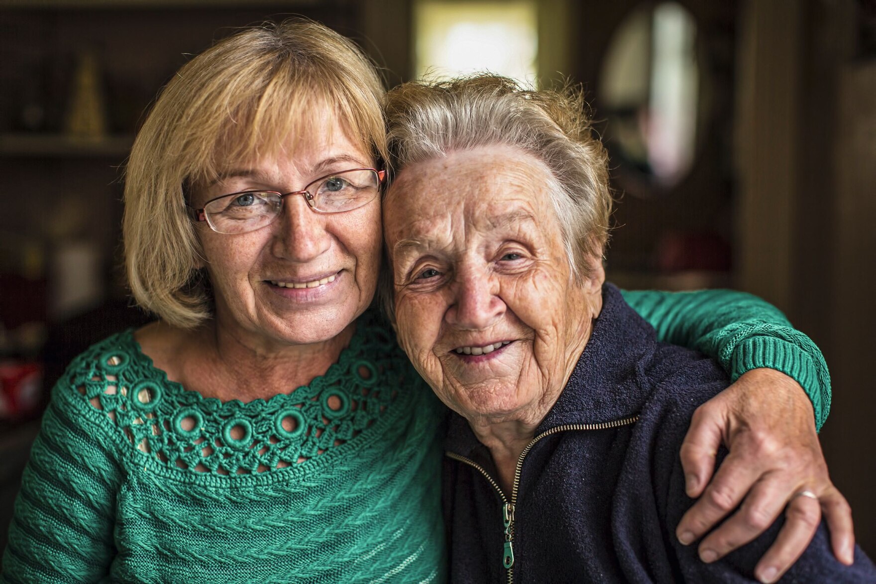 Eine Frau umarmt eine ältere andere Frau