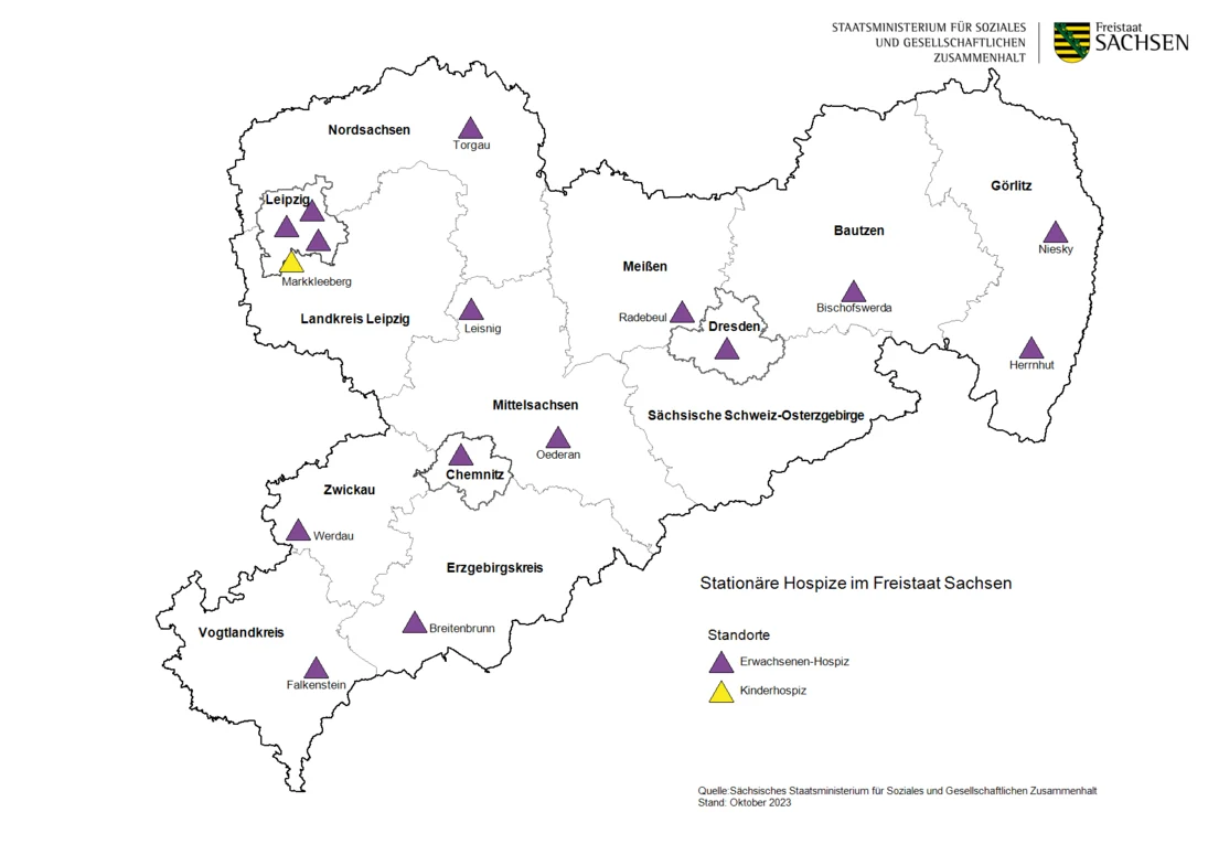 Karte Sachsens mit Standorten der stationären Hospize: 15 Erwachsenen-Hospize (violette Dreiecke) und 1 Kinderhospiz in Markkleeberg (gelbes Dreieck). Stand Oktober 2023.
