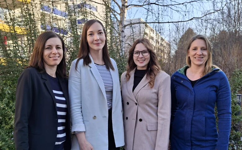 Teamfoto der Fachservicestelle: vier Frauen vor Bäumen und Sträuchern