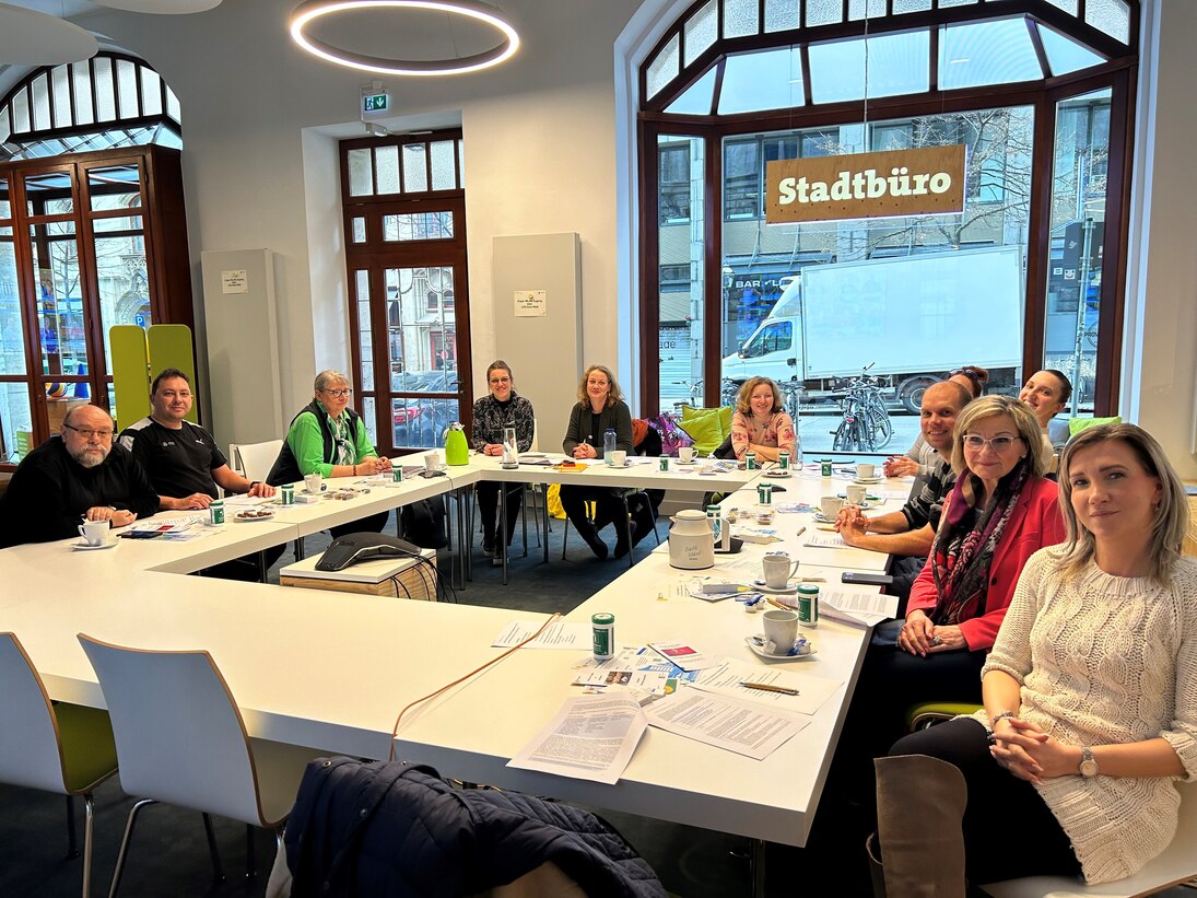 Projektkoordinatorinnen und -koordinatoren, Pflegekoordinatorin der Stadt Leipzig Frau Heim-Klaus und Frau Dr. Franziska Landgraf (Fachservicestelle) beim Austausch