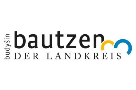 Logo Landkreis Bautzen mit Schriftzug und gelb-blauem Wellenelement.