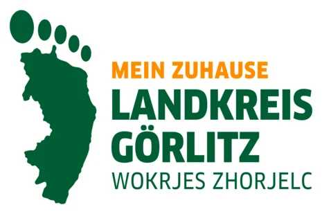 Logo Landkreis Görlitz mit grüner Landkreiskontur, Fußabdruck und Schriftzug in Deutsch und Obersorbisch.