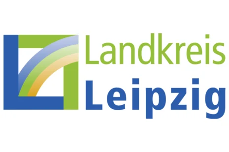 Logo Landkreis Leipzig mit Landschaftsmotiv in Blau- und Grüntönen.
