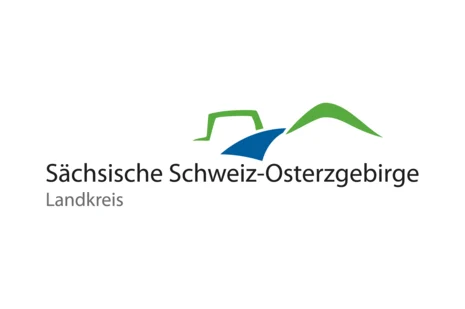 Logo Landkreis Sächsische Schweiz-Osterzgebirge mit grün-blauem Landschaftselement und Schriftzug.