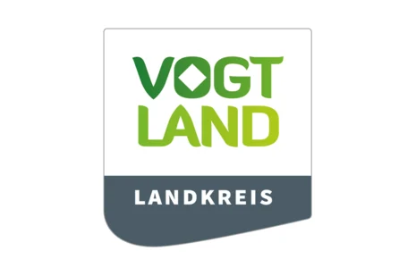 Logo Vogtlandkreis mit grünem Schriftzug und grauem Landkreis-Balken.