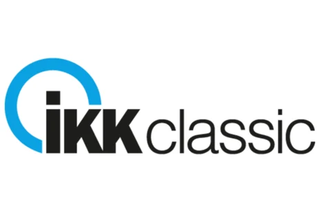 Logo IKK classic mit blauem Kreisbogen und schwarzer Schrift.
