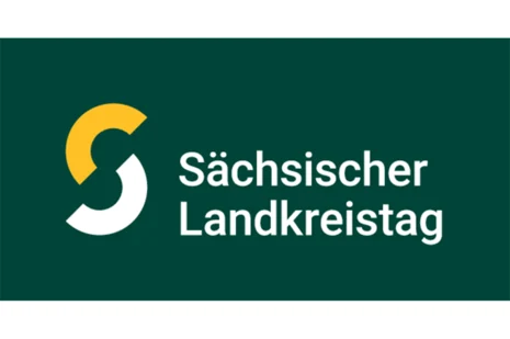 Logo Sächsischer Landkreistag mit gelbem und weißem S-Symbol auf grünem Hintergrund.