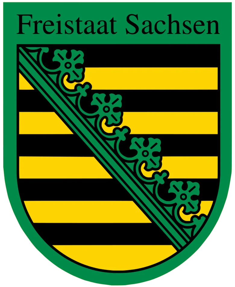 Wappen des Freistaates Sachsen mit schwarz-goldenen Balken und grünem Rautenkranz.